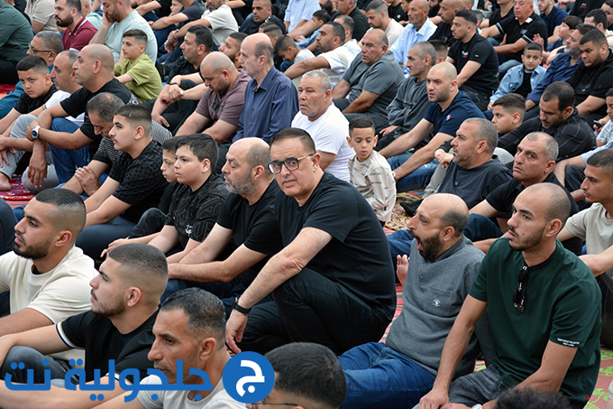 اهالي جلجولية يؤدون صلاة عيد الاضحى في ساحة مسجد الروضة في جلجولية 